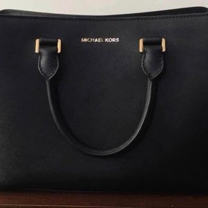 Michael Kors Saffiano Bag with matching wallet